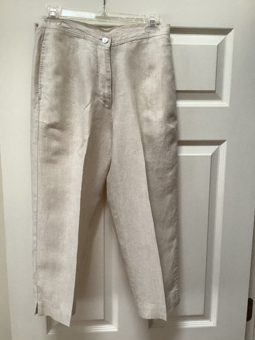 St John’s Bay beige capris. Size 6P